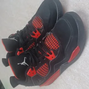 Jordan 4s thunder