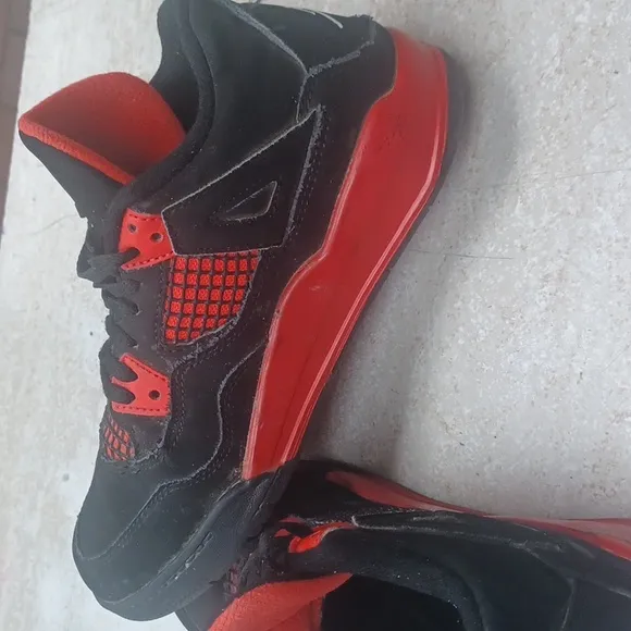Jordan 4s thunder