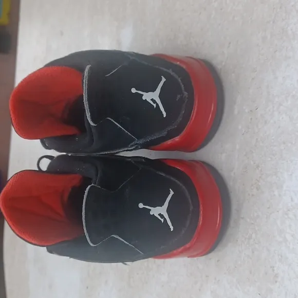 Jordan 4s thunder