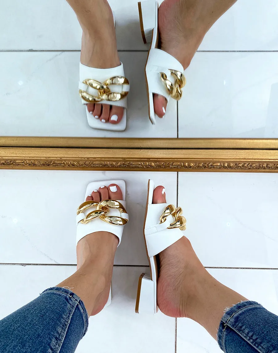 Mules blanches à petit talon et grosse chaîne