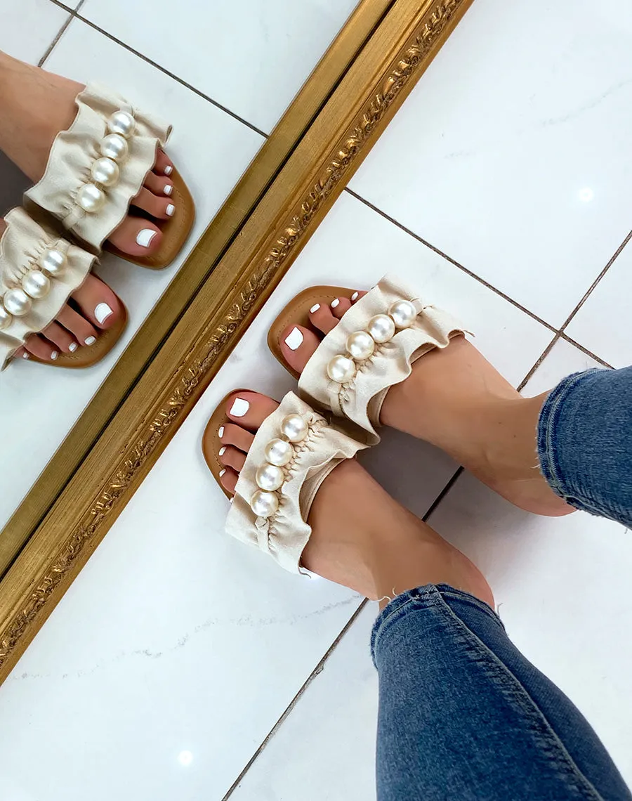 Mules en suédine beige à grosses perles