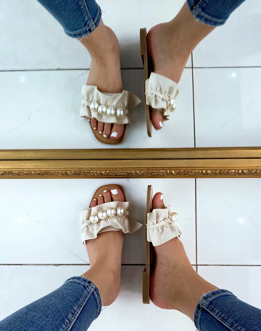 Mules en suédine beige à grosses perles