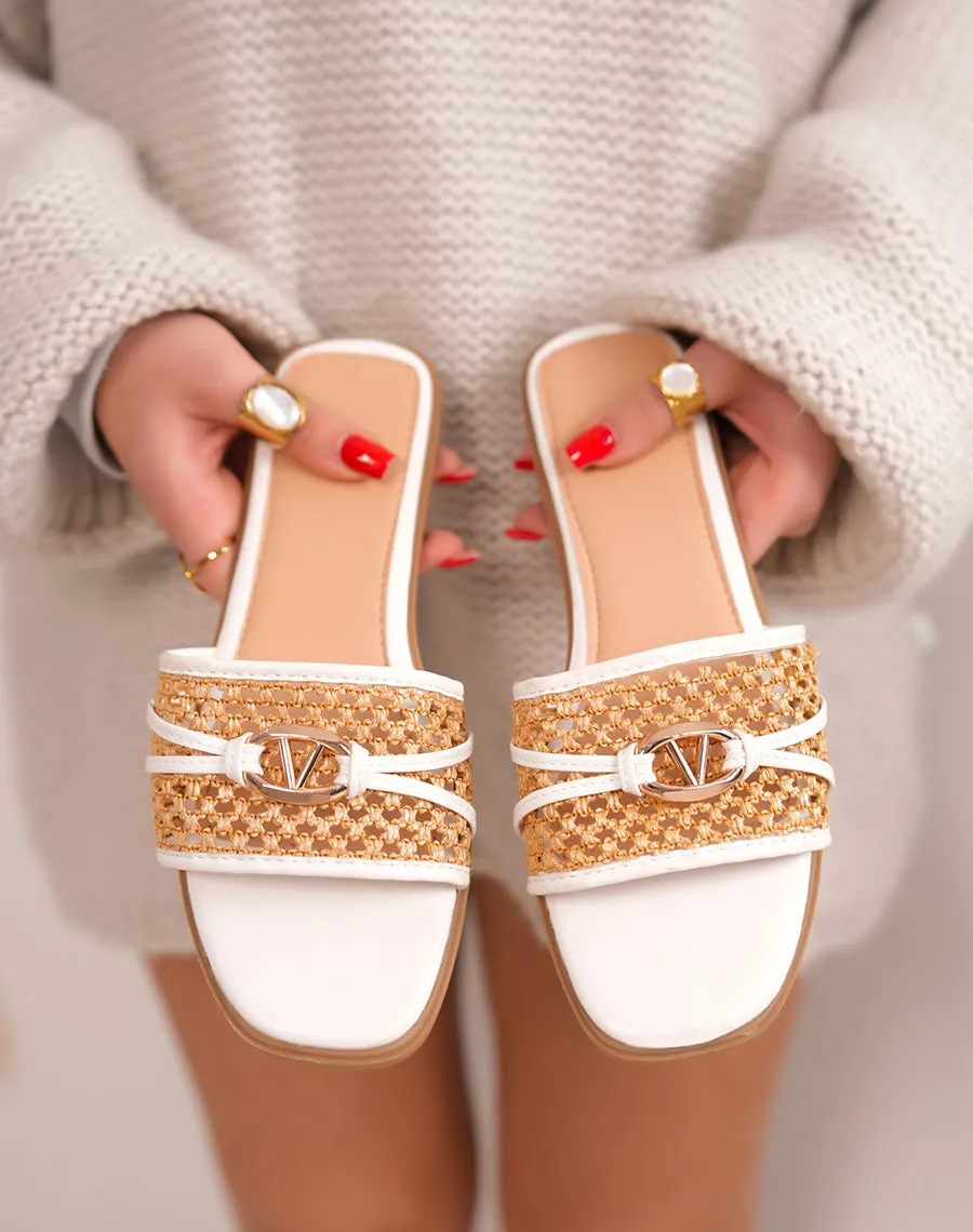 Mules femme blanches à bride tissée beige et bijou doré raffiné