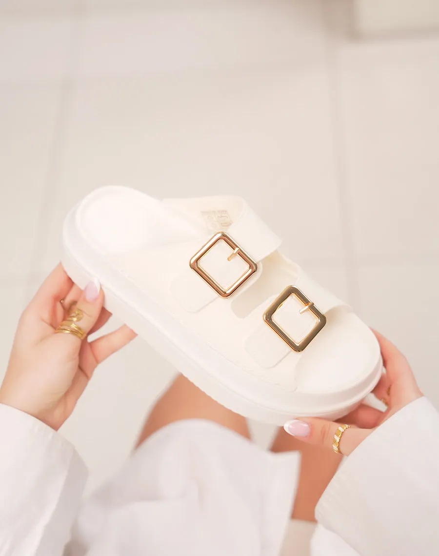 Mules femme blanches effet mat élégantes à boucles dorées et semelle épaisse