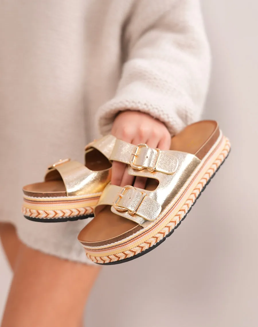 Mules femme dorées effet grainé avec sangles décoratives et plateforme tissée
