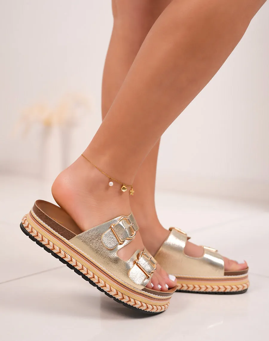 Mules femme dorées effet grainé avec sangles décoratives et plateforme tissée