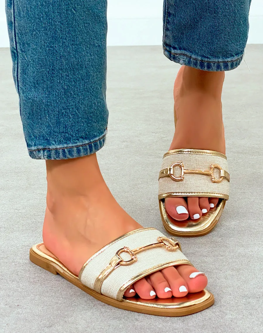 Mules Femme Dorées Tendance avec Tissu Beige et Ornement Bijou
