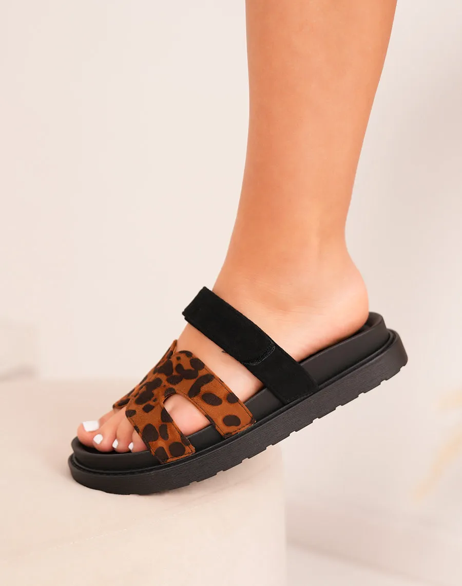 Mules femme en suédine noire avec bride effet léopard et scratch ajustable tendance