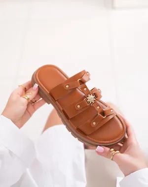 Mules femme FINDLAY camel à triple brides avec clous dorés et bijou soleil, semelle crantée