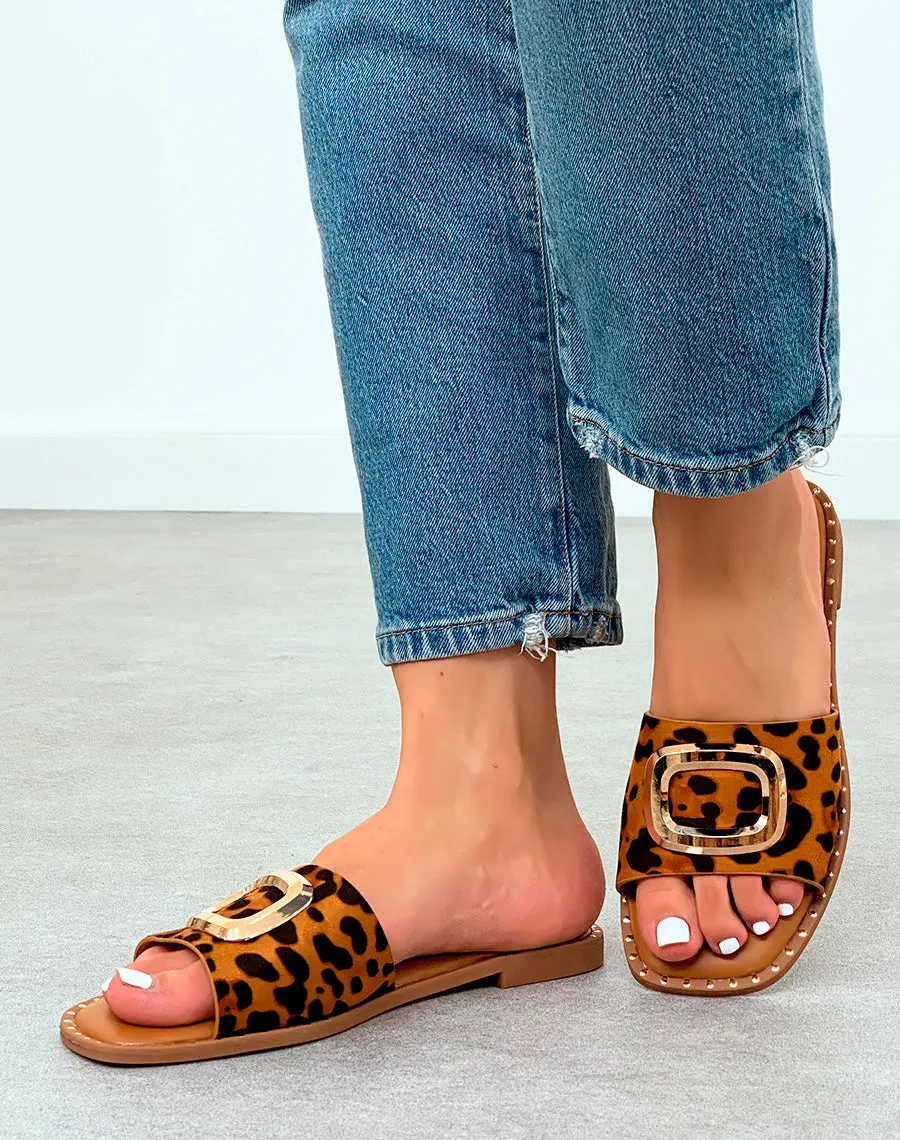 Mules femme motif léopard tendance avec détails dorés et semelle cloutée