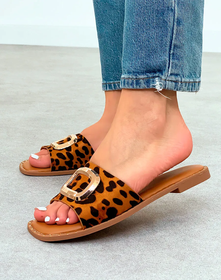 Mules femme motif léopard tendance avec détails dorés et semelle cloutée