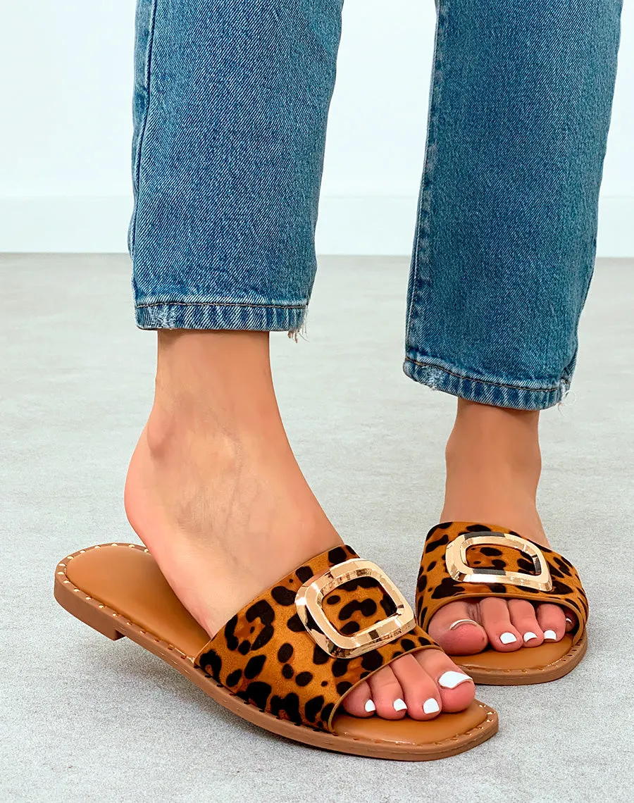 Mules femme motif léopard tendance avec détails dorés et semelle cloutée