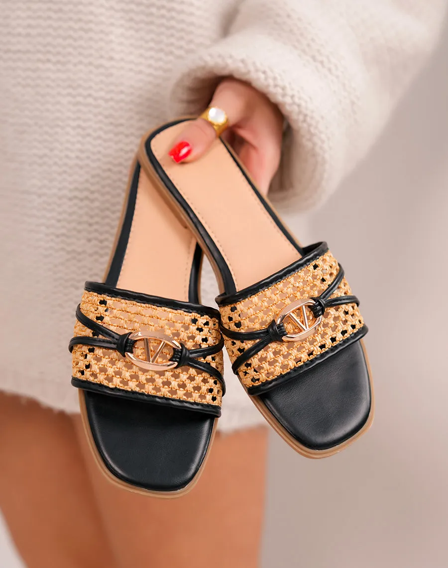 Mules femme noires à bride tissée beige et bijou doré
