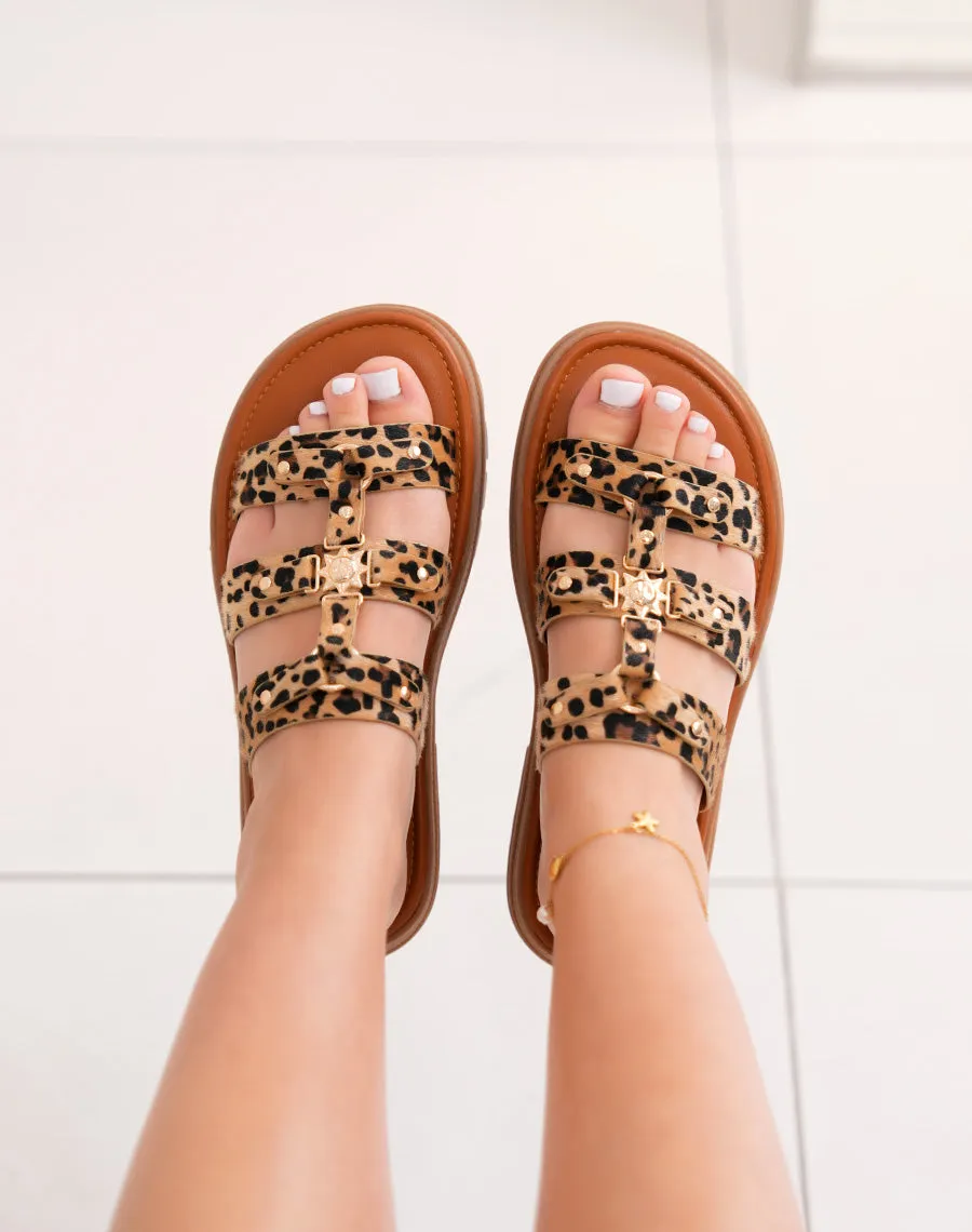 Mules FINDLAY femme effet léopard à triple brides avec clous dorés et bijou soleil, semelle crantée