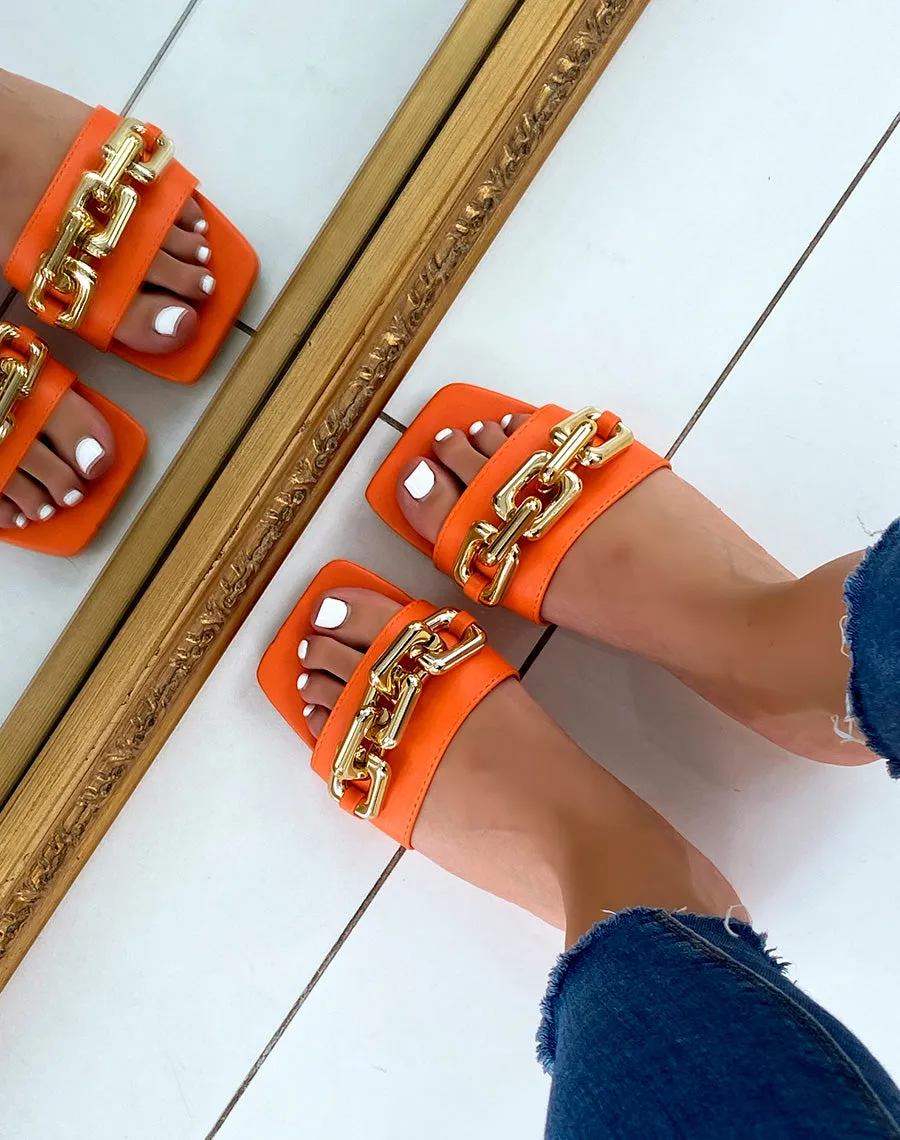 Mules oranges plates à grosse chaîne dorée et bout carré