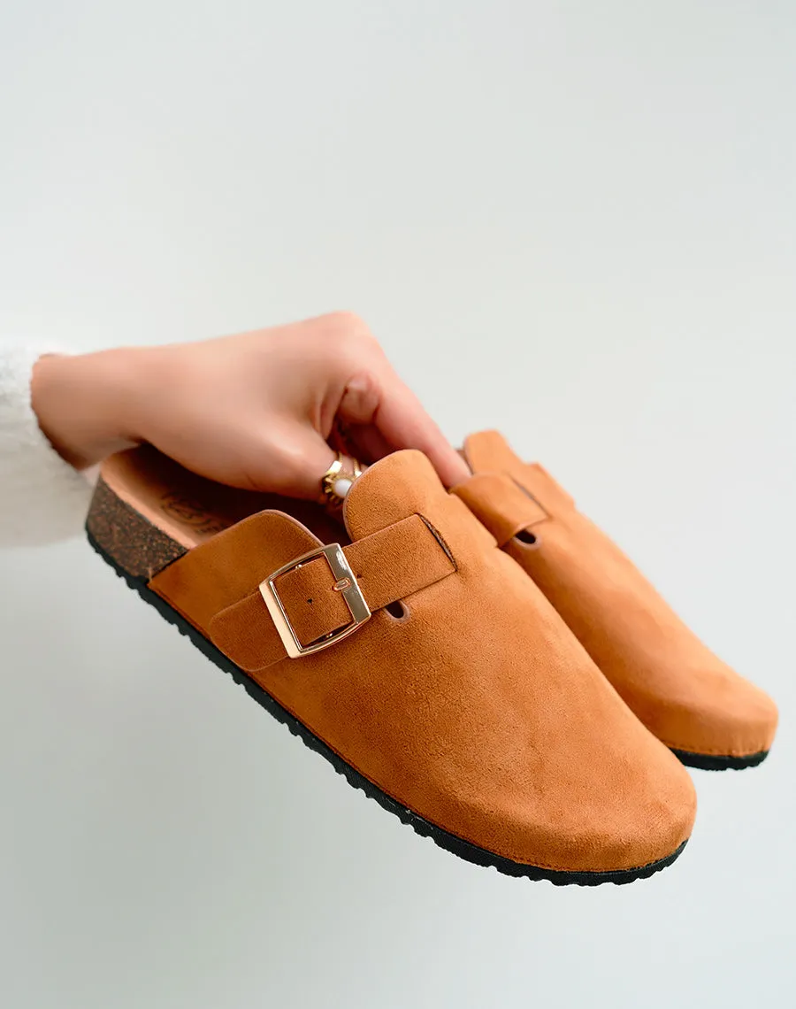 Mules Sabots Femme Camel en Suédine avec Boucle Dorée – Style Urbain Raffiné
