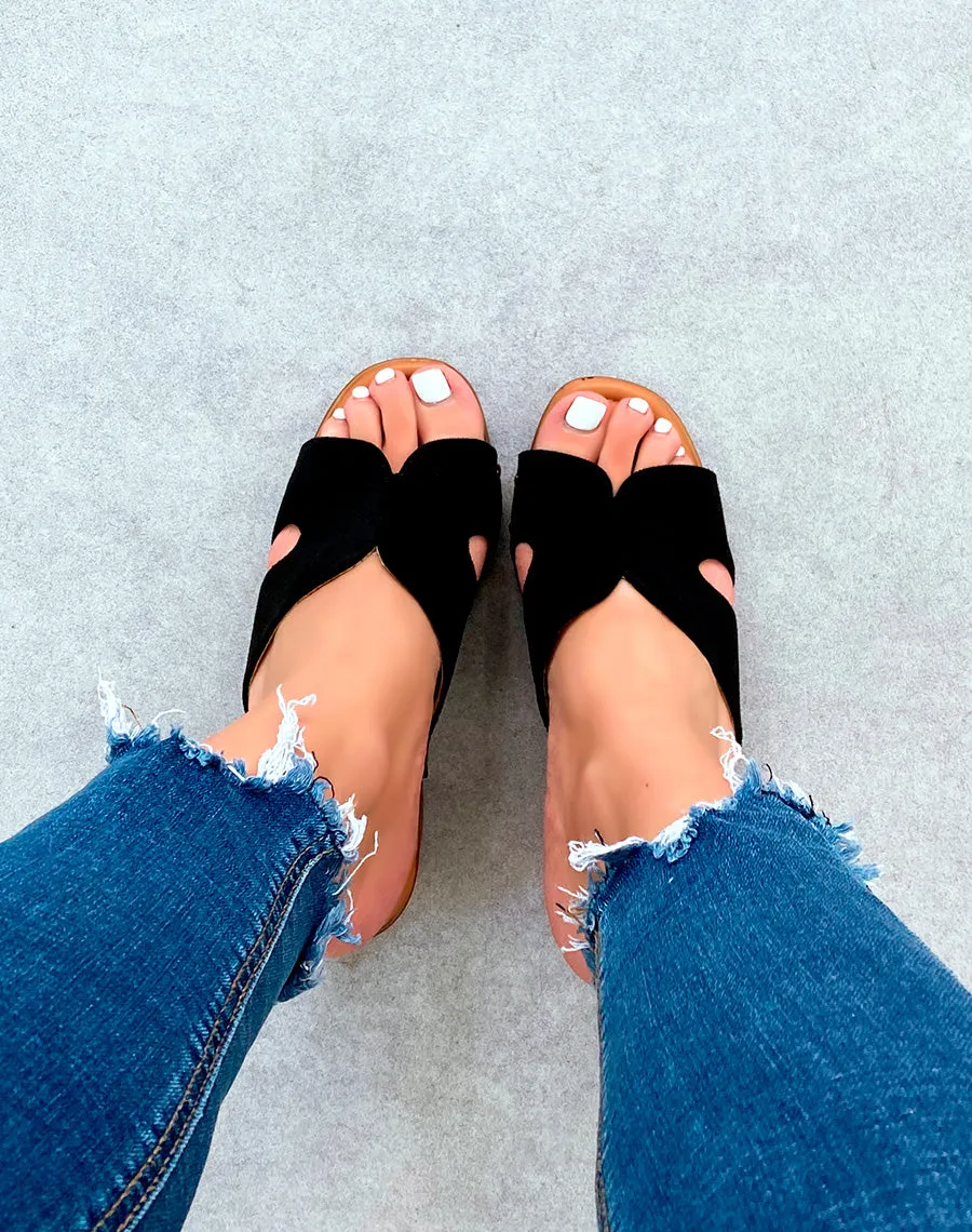 Mules sabots noirs en suédine à talons carrés et à détails dorés pour femme