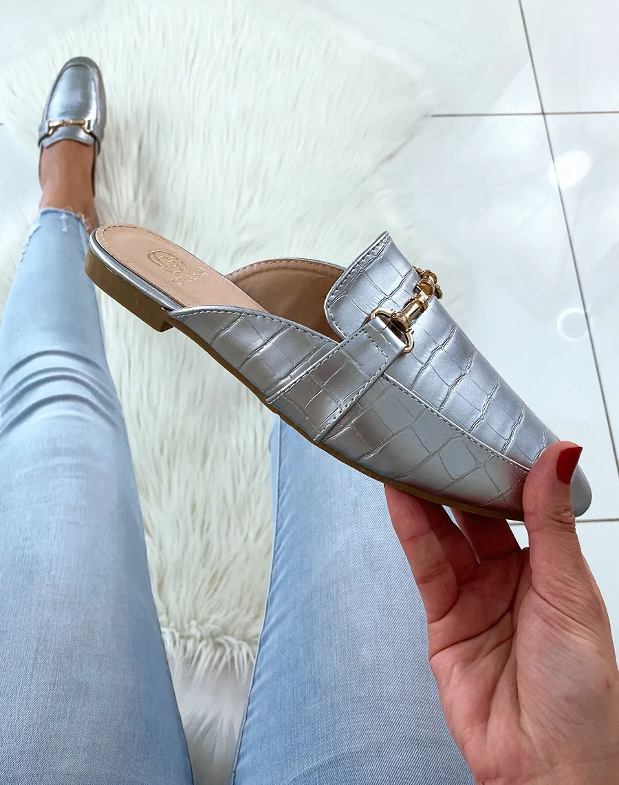 Mules styles mocassins silver croco à brides