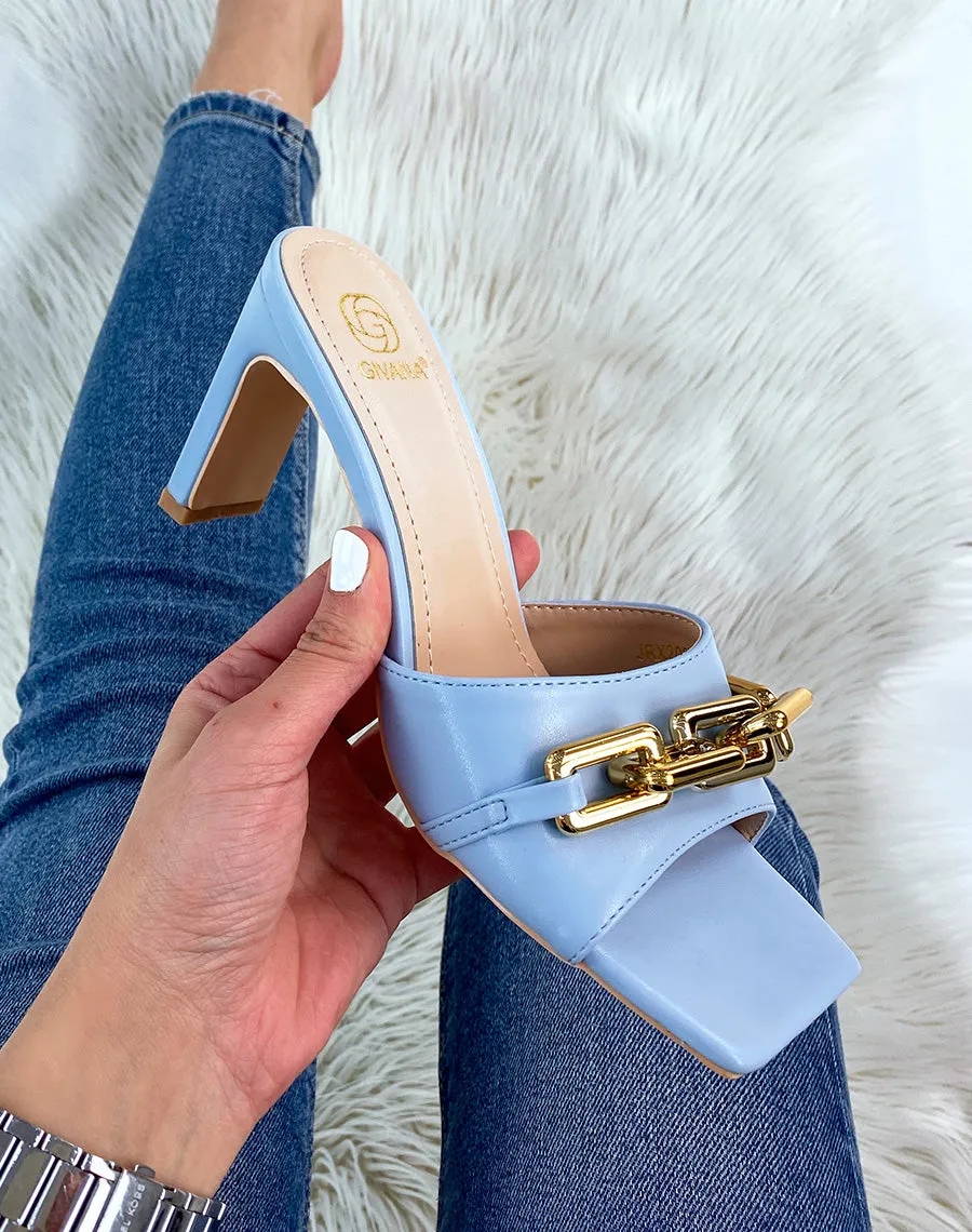Mules à talon baby blue à chaîne dorée
