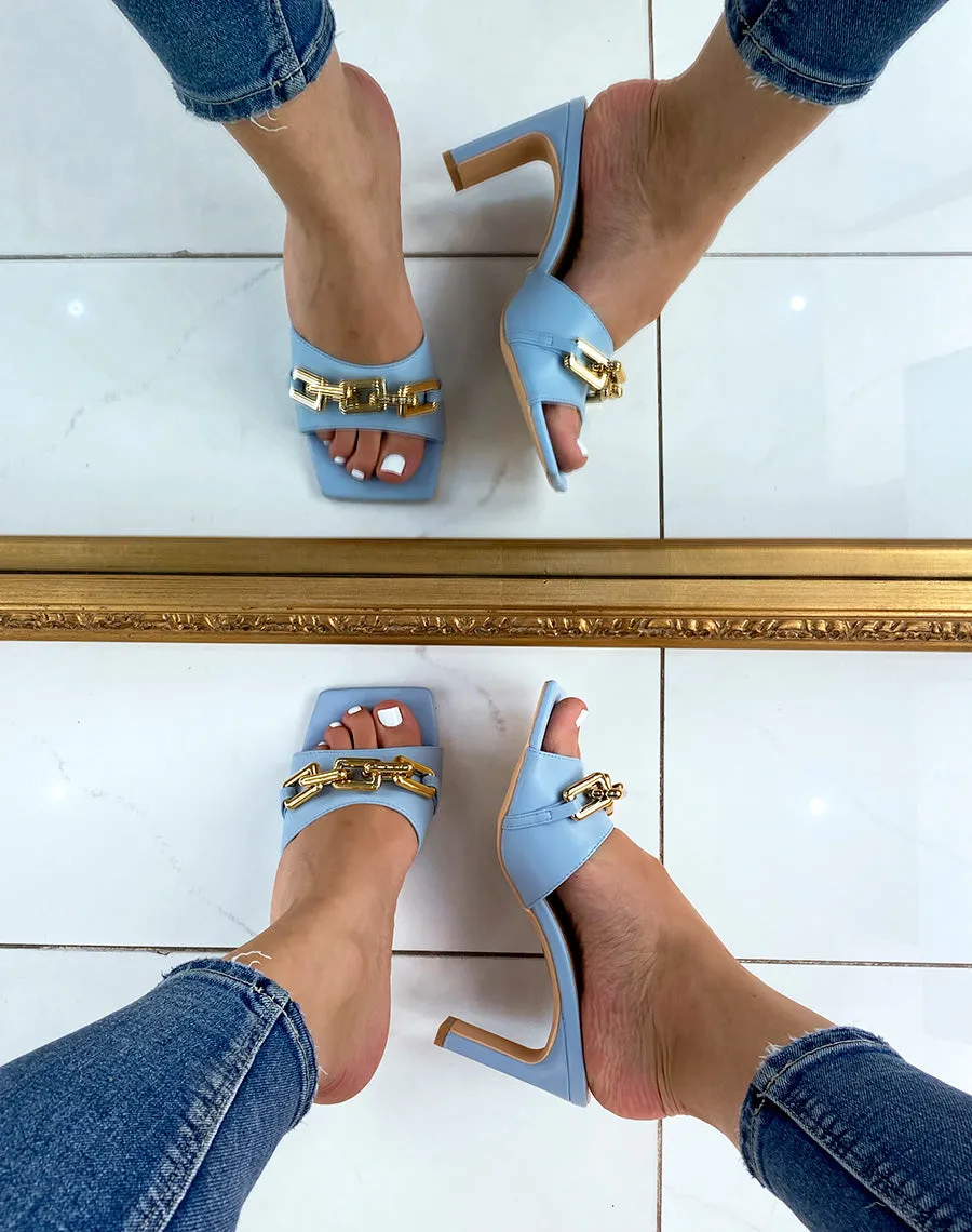 Mules à talon baby blue à chaîne dorée