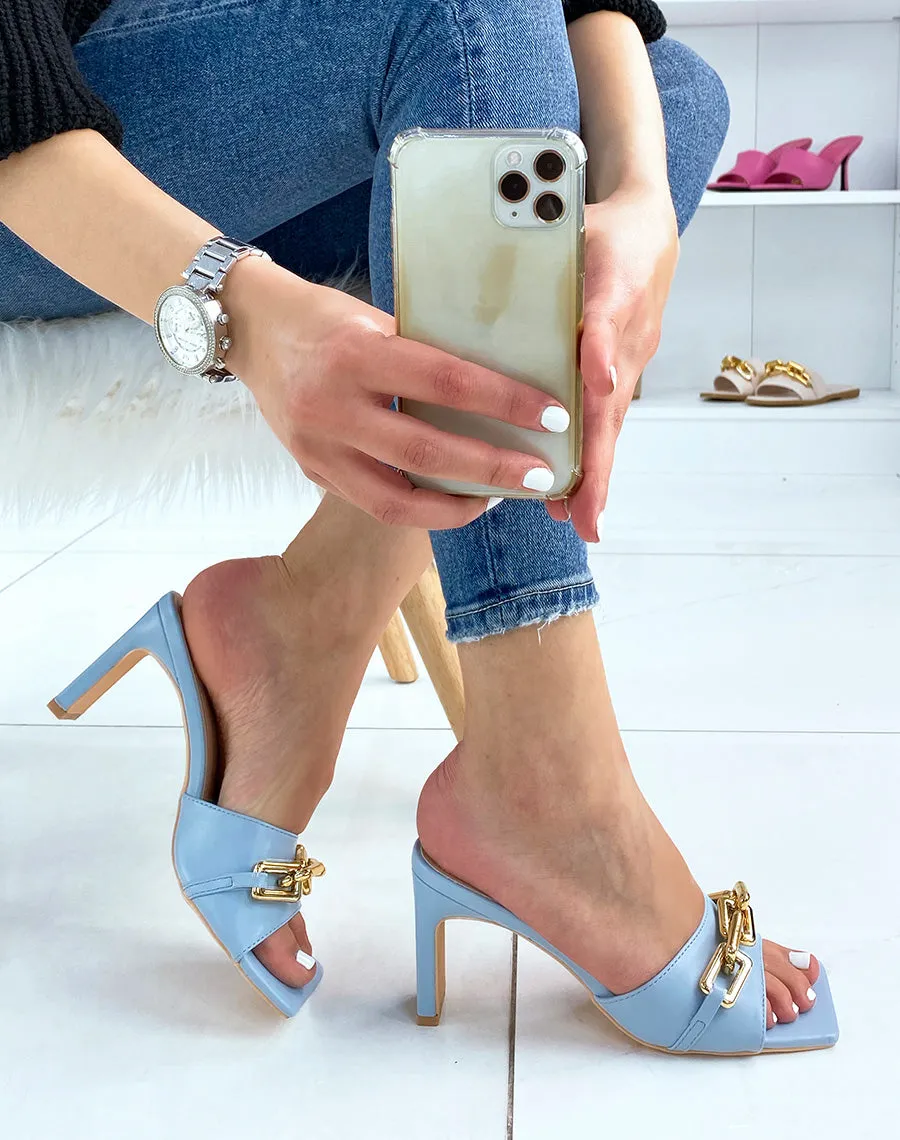 Mules à talon baby blue à chaîne dorée