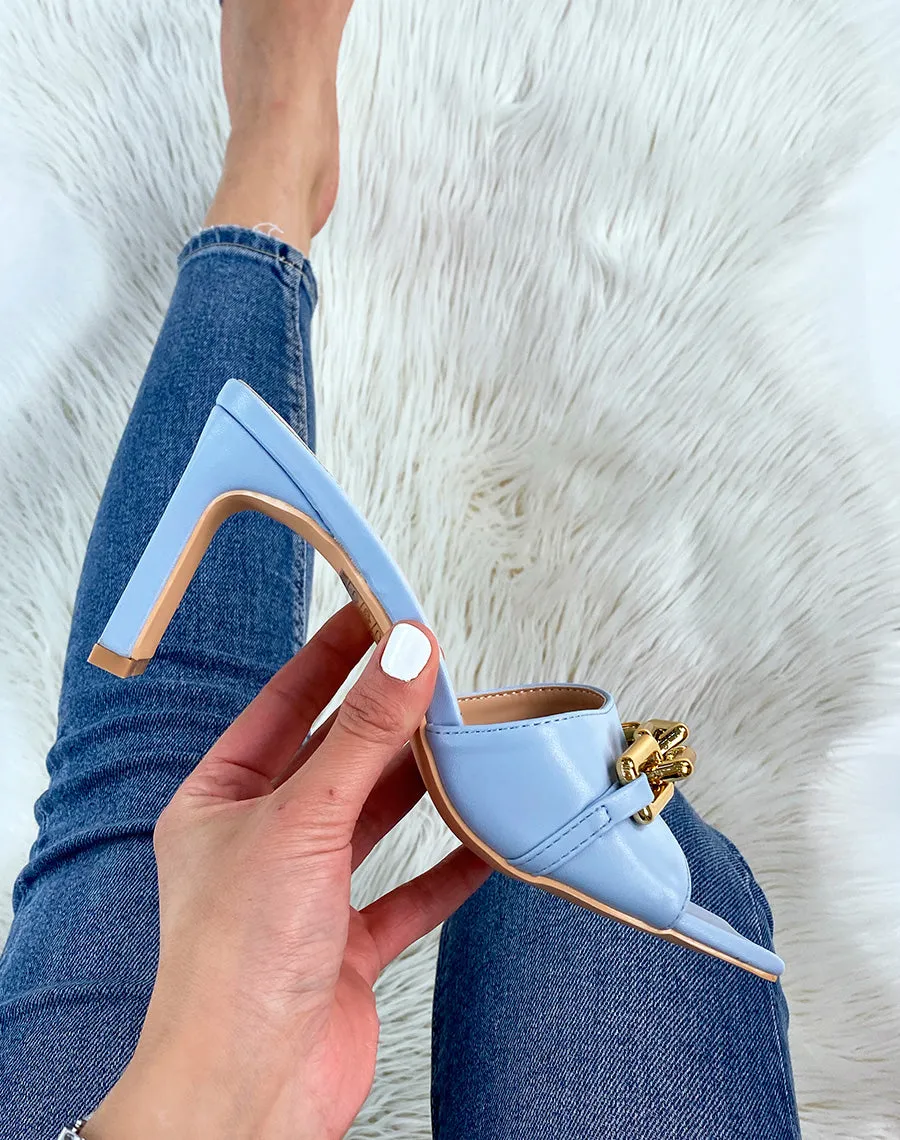 Mules à talon baby blue à chaîne dorée