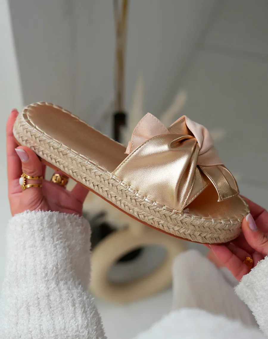 Mules Tendance en Suédine Beige avec Semelle en Corde et Nœud Doré